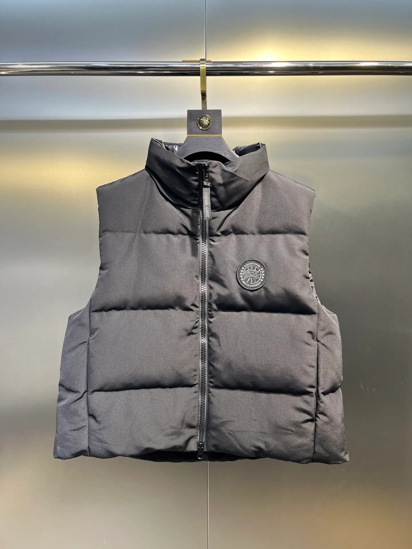P660 Canadian Grandview black label women's short vest.  Constructed from Arctic Tech recycled fabric®, it features a cinchable hem for sleek styling and storage. Color: Polaris white, black, beige, soft light pink.  Size: s-xl
